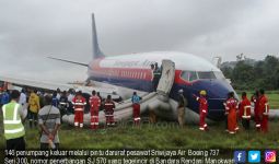  Detik-detik Sriwijaya Air Tergelincir yang Mengeluarkan Asap - JPNN.com