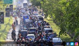 Jalan Lingkar Macet Total, Sopir Terjebak Dua Hari - JPNN.com