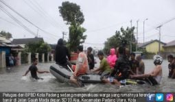 Diguyur Hujan Deras, 14 Wilayah di Padang Terendam Banjir - JPNN.com
