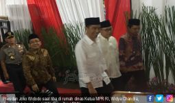 Jokowi Cuma Lempar Senyum di Rumah Zulkifli - JPNN.com