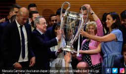 Hahahaa...Pemain Madrid Supergirang saat Bu Wali Kota Berikan Cokelat - JPNN.com