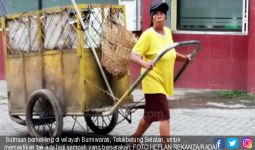  Kisah Inspirasi Petugas Kebersihan Sutrisah Bermimpi Naik Haji - JPNN.com