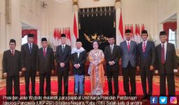 Pakai Kebaya Oranye, Megawati Tersenyum Usai Dilantik Jokowi - JPNN.com