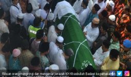 Ribuan Orang Antar Pemakaman Jenazah Ulama Penyejuk Umat - JPNN.com