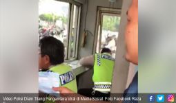 Video Polisi Diam Tilang Pengendara Viral di Media Sosial - JPNN.com