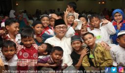 Kumpul Bareng Yatim Piatu di At Tin TMII, Zulkifli Teringat Ibunda yang Telah Tiada - JPNN.com