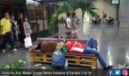 Selain Ibu Susi, Menteri Ini juga Tertidur Kelelahan di Bandara - JPNN.com