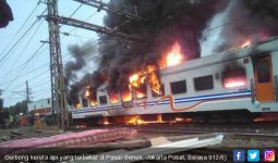 Mobil Bak Tabrak Kereta Api, Dua Orang Tewas Terbakar - JPNN.com