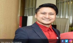 Unggah Foto Bareng Anak, Arie Untung Sukses Bikin Mata Becek - JPNN.com