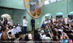 Pak Jokowi Bertakziah di Pondok Kiai Chasbullah - JPNN.com