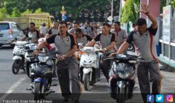 Lihat! Polisi Ganti Olahraga Pagi dengan Dorong 120 Kendaraan - JPNN.com