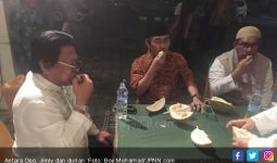 Ketika Oso dan Jimly Santap Durian Jawi, Hhmmm Enaknya... - JPNN.com