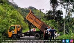 PARAH, Truk Pemerintah Buang Sampah ke Tebing Danau Toba - JPNN.com