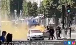 Mobil Penuh Bahan Peledak Tabrak Van Polisi di Champs Elysees Paris - JPNN.com