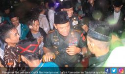 Panglima TNI Salat di Bawah Guyuran Hujan, Takbir! - JPNN.com