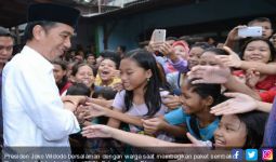 Jokowi Rela Melewati Gang Sempit untuk Pembagian Sembako - JPNN.com