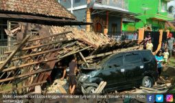 BRAKK… Satu Rumah Ambruk Diseruduk Mobil Pemudik di Muba - JPNN.com