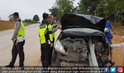 Bersihkan Debu di Kaca Depan, Brakk, Pasutri Tewas - JPNN.com