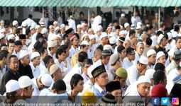 Tenang, Polisi Bersegaram dan Berpakaian Preman Amankan Salat Id - JPNN.com