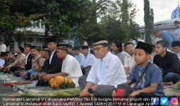 Komandan Lantamal V Salat Ied Bersama Prajurit dan Warga Cefi - JPNN.com