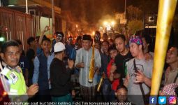 Bersarung, Berkopiah, dan Bawa Kentongan, Menpora pun Ikut Takbir Keliling Kampung - JPNN.com