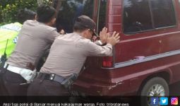 Mandi Keringat, Tiga Polisi Ini Menuai Kekaguman Warga - JPNN.com