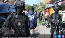 Densus 88 Amankan Terduga Teroris di Serpong, Tugasnya Menggalang Dana - JPNN.com