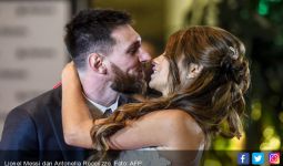 Pernikahan Abad Ini: Oh Mesranya Ciuman Messi buat Kekasihnya Sejak Kecil - JPNN.com