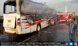 Bus Arus Balik ke Jakarta Hangus Terbakar di Jalur Pantura - JPNN.com