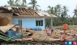 Angin Puting Beliung Hancurkan Rumah Petani - JPNN.com