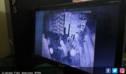 Pencuri Edan, Masuk Rumah Tanpa Busana, Terekam CCTV - JPNN.com