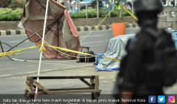 Lihat, Tas Diduga Berisi Bom Masih Ada di Depan Pintu Masuk Terminal Depok - JPNN.com