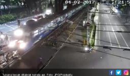 Buru-buru, Terjatuh Terobos Palang Pintu Kereta Api - JPNN.com