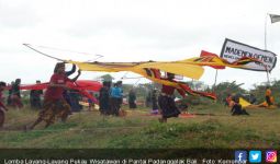 Lomba Layang-Layang Pukau Wisatawan di Pantai Padanggalak Bali - JPNN.com