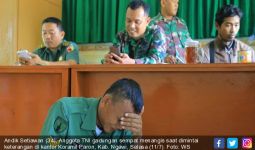 Pria Berseragam TNI Ini Menangis, Banyak Foto Perempuan di Tasnya - JPNN.com
