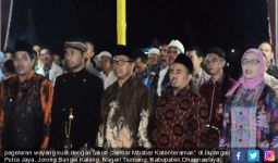 Warga Transmigran Sitiung Melepas Rindu Menonton Wayang Kulit - JPNN.com