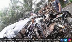 Tabrakan Maut Mini Bus vs Truk, Kondisi Bus Rusak Parah, Satu Korban Tewas - JPNN.com