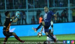 Arema FC Dibekuk Persipura, Kata Aji Santoso Ini Penyebabnya - JPNN.com