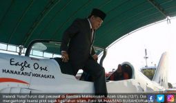 Pak Gubernur Cerita Kejadian Menegangkan saat Terbangkan Pesawat Pribadi - JPNN.com