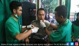 Oknum TNI tak Pakai Helm Dihentikan Polantas, Buuk! Bibir Terluka - JPNN.com