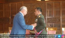 Jenderal Gatot Terima Tanda Kehormatan dari Kerajaan Malaysia - JPNN.com