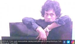 Lihatlah, Pencuri Pasang Muka Melas di Kantor Polisi - JPNN.com