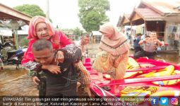 2 Jempol! Petugas Gendong Nenek Korban Banjir Besar - JPNN.com