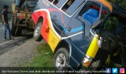 Bus Rombongan Pesta Nyungsep ke Parit, Duh, Ada Belasan Penumpang Terluka - JPNN.com