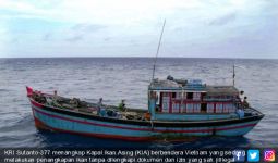 KRI Sutanto-377 Tangkap Kapal Ikan Vietnam - JPNN.com