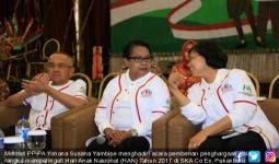 Menteri Yohana Serahkan Tujuh Anugerah KLA 2017 untuk Riau - JPNN.com