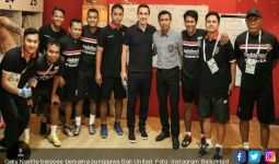 Gary Neville Sambangi Ruang Ganti Bali United, Nih Fotonya... - JPNN.com