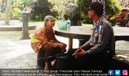 Nenek 90 Tahun Sendirian, Oh..Untung Ada Ipda I Wayan Darmaja - JPNN.com