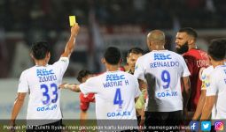 Hahahaaa...Sampai-Sampai Bek PSM Beri Kartu Kuning Buat Pemain Bali United - JPNN.com