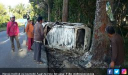 Avanza Terbalik, Tabrak Pohon, Terbakar, Duh 5 Penumpangnya… - JPNN.com